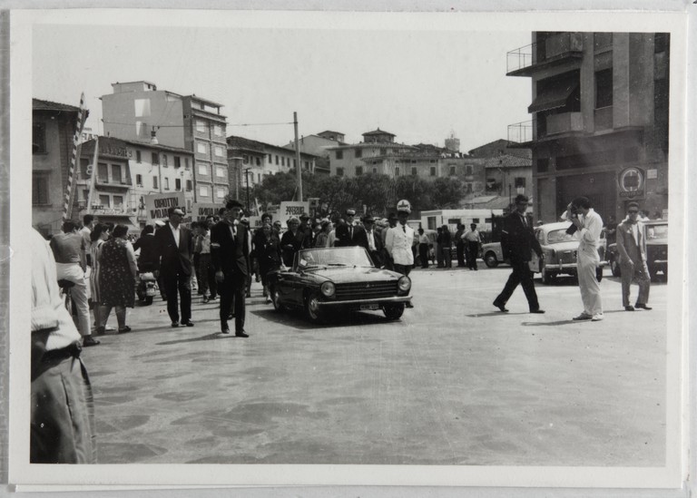 Poggibonsi, 18-19 luglio 1964, XX° anniversario della liberazione e conferimento ad Alcide Cervi della cittadinanza onoraria. Alcide Cervi accompagnato in auto al corteo lungo le vie della città